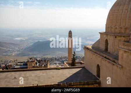 Ammira la cupola del Sultano Isa Medrese o della Madrasa del Sultano Isa, o la Zinciriye Medrese o Isa Bey Medresesi, un punto di riferimento a Mardin Foto Stock