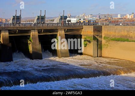 Le porte marittime di Cardiff Barrage fuoriescono nel mare. Gennaio 2024. Inverno. Foto Stock