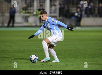 München, Deutschland 28. Januar 2024: Fussball, Herren, 3.Liga, Saison 2023/2024, TSV 1860 München - SV Sandhausen, Grünwalder Stadion Julian Guttau (TSV 1860 München) AM Ball le norme DFB vietano qualsiasi uso di fotografie come sequenze di immagini e/o quasi-video Foto Stock