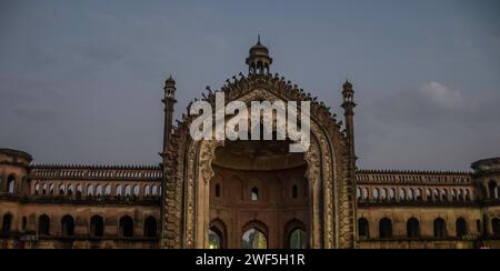 Rumi Darwaza anche conosciuto come porta turca in Lucknow è un antico fortilizio di architettura Awadhi in India Foto Stock