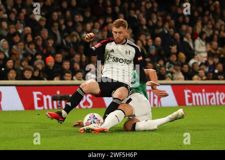 Londra, Regno Unito. 28 gennaio 2024. Harrison Reed del Fulham viene placcato durante il quarto turno di fa Cup tra Fulham e Newcastle United a Craven Cottage, Londra, Inghilterra, il 27 gennaio 2024. Foto di Ken Sparks. Solo per uso editoriale, licenza necessaria per uso commerciale. Nessun utilizzo in scommesse, giochi o pubblicazioni di un singolo club/campionato/giocatore. Credito: UK Sports Pics Ltd/Alamy Live News Foto Stock