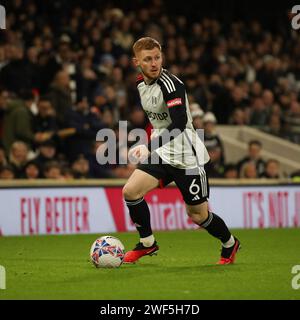 Londra, Regno Unito. 28 gennaio 2024. Harrison Reed del Fulham in azione durante il quarto turno di fa Cup tra Fulham e Newcastle United a Craven Cottage, Londra, Inghilterra, il 27 gennaio 2024. Foto di Ken Sparks. Solo per uso editoriale, licenza necessaria per uso commerciale. Nessun utilizzo in scommesse, giochi o pubblicazioni di un singolo club/campionato/giocatore. Credito: UK Sports Pics Ltd/Alamy Live News Foto Stock