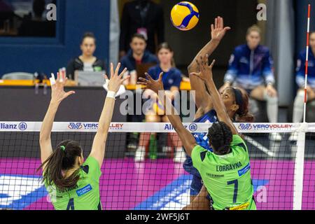 Milano, Italia. 28 gennaio 2024. Spike of during Allianz VV Milano vs Volley Bergamo 1991, Volley Italian serie A1 Women Match a Milano, Italia, gennaio 28 2024 Credit: Independent Photo Agency/Alamy Live News Foto Stock