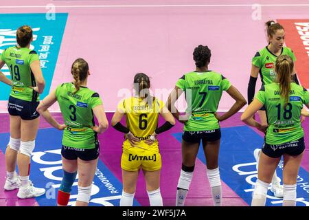 Milano, Italia. 28 gennaio 2024. Giocatori di Bergamo Volley durante Allianz VV Milano vs Volley Bergamo 1991, Volley Italian serie A1 Women Match a Milano, Italia, gennaio 28 2024 credito: Agenzia fotografica indipendente/Alamy Live News Foto Stock