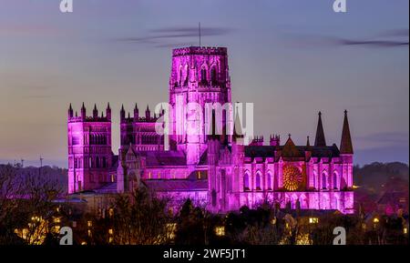 Una vista della Cattedrale di Durham nella città illuminata al crepuscolo, vista da lontano con cieli limpidi Foto Stock