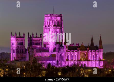 Una vista della Cattedrale di Durham nella città illuminata al crepuscolo, vista da lontano con cieli limpidi Foto Stock