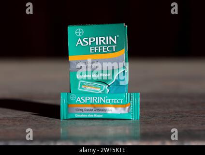 Bayern, Deutschland 28. Januar 2024: Hier eine Packung aspirin effect, 500mg Granulat zum Einnehmen ohne Wasser, was in den meisten Apotheken seit Monaten nicht Lieferbar ist, vergriffen, Medikament, Acetylsalicylsäure von Bayer,Pulver, Granulat *** Baviera, Germania 28 gennaio 2024 Ecco un pacchetto di effetto aspirina, 500 mg di granuli da prendere senza acqua, che non è stato disponibile nella maggior parte delle farmacie per mesi, non disponibile, farmaco, acido acetilsalicilico da Bayer, polvere, granuli Foto Stock