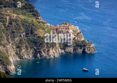 Manarola, Italia - 2 agosto 2023: Il pittoresco villaggio costiero di Manarola, cinque Terre, Italia Foto Stock