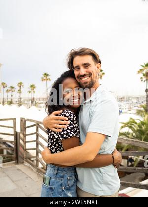Ritratto di diverse coppie eterosessuali innamorate che guardano la macchina fotografica in una città durante le vacanze Foto Stock