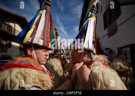 Ituren, Spagna. 28 gennaio 2024. Due Ioaldunak si preparano durante il carnevale di Ituren, uno dei primi carnevali celebrati a Navarra. Credito: SOPA Images Limited/Alamy Live News Foto Stock