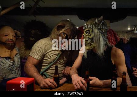 Ituren, Spagna. 28 gennaio 2024. Partecipanti mascherati, uno vestito da scimmia e l'altro da orso, visto bere birre nel bar della città durante la celebrazione del carnevale di Ituren. Credito: SOPA Images Limited/Alamy Live News Foto Stock