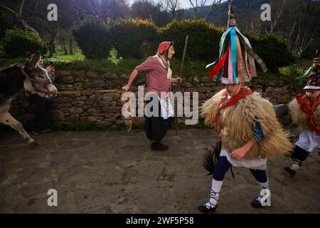 Ituren, Spagna. 28 gennaio 2024. Un uomo mascherato cammina con il suo asino durante il carnevale di Ituren 2024. Credito: SOPA Images Limited/Alamy Live News Foto Stock