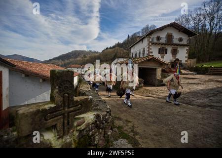 Ituren, Spagna. 28 gennaio 2024. Gli Ioaldunak, personaggi tipici del carnevale Navarrese, suonano le loro campane per risvegliare madre Terra per tutto il letargo invernale mentre camminano per le strade di Ituren, una piccola città nei Pirenei Navarresi. Credito: SOPA Images Limited/Alamy Live News Foto Stock