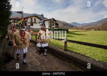 Ituren, Spagna. 28 gennaio 2024. Gli Ioaldunak, personaggi tipici del carnevale Navarrese, suonano le loro campane per risvegliare madre Terra per tutto il letargo invernale, mentre camminano per le strade di Ituren, una piccola città nei Pirenei Navarresi. Credito: SOPA Images Limited/Alamy Live News Foto Stock