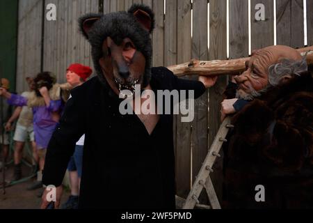 Ituren, Spagna. 28 gennaio 2024. Due partecipanti mascherati vestiti, uno come un orso e l'altro come un vecchio durante la celebrazione dei carnevali di Ituren 2024. (Foto di Elsa A Bravo/SOPA Images/Sipa USA) credito: SIPA USA/Alamy Live News Foto Stock