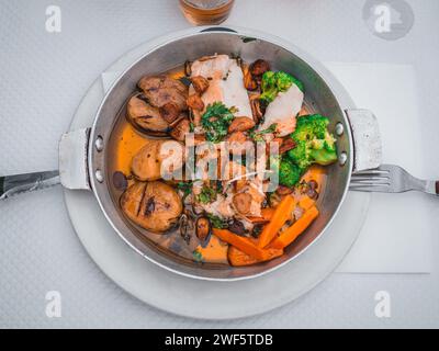 Cucina tradizionale portoghese Polvo a Lagareiro in un ristorante Foto Stock