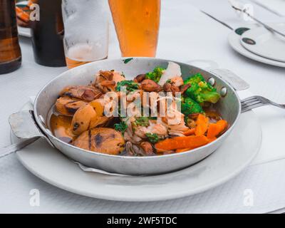 Cucina tradizionale portoghese Polvo a Lagareiro in un ristorante Foto Stock