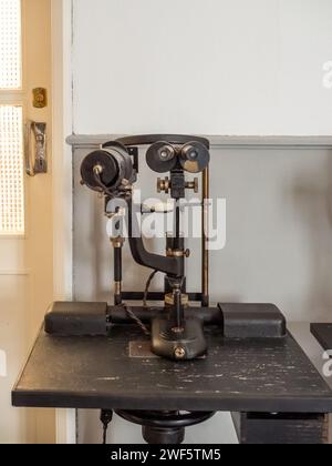 Vecchio dispositivo medico d'epoca in una mostra di vecchi dispositivi medici Foto Stock