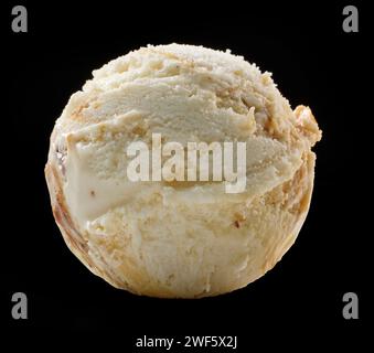 Palla di gelato all'acero e al noce isolata su sfondo nero Foto Stock