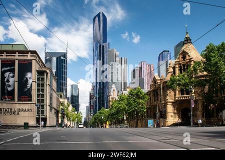 Angolo tra la Trobe Street e Russell Street nel CBD di Melbourne. RMIT University sulla destra e State Library Victoria, Australia Foto Stock