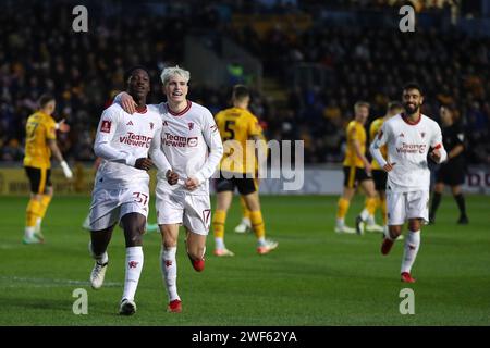 Newport, Regno Unito. 28 gennaio 2024. Kobbie Mainoo del Manchester Utd (l) festeggia con il compagno di squadra Alejandro Garnacho del Manchester Utd (17) dopo aver segnato il secondo gol della sua squadra. Emirates fa Cup, 4° round match, Newport County contro Manchester Utd alla Rodney Parade di Newport, Galles del Sud domenica 28 gennaio 2024. Questa immagine può essere utilizzata solo per scopi editoriali. Solo per uso editoriale, foto di Andrew Orchard/Andrew Orchard fotografia sportiva/Alamy Live news credito: Andrew Orchard fotografia sportiva/Alamy Live News Foto Stock