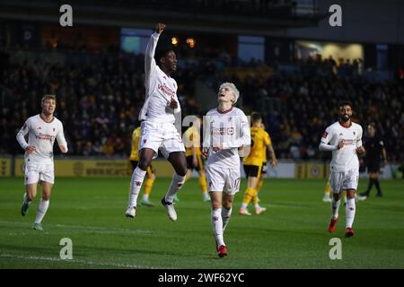 Newport, Regno Unito. 28 gennaio 2024. Kobbie Mainoo del Manchester Utd (l) festeggia con il compagno di squadra Alejandro Garnacho del Manchester Utd (17) dopo aver segnato il secondo gol della sua squadra. Emirates fa Cup, 4° round match, Newport County contro Manchester Utd alla Rodney Parade di Newport, Galles del Sud domenica 28 gennaio 2024. Questa immagine può essere utilizzata solo per scopi editoriali. Solo per uso editoriale, foto di Andrew Orchard/Andrew Orchard fotografia sportiva/Alamy Live news credito: Andrew Orchard fotografia sportiva/Alamy Live News Foto Stock