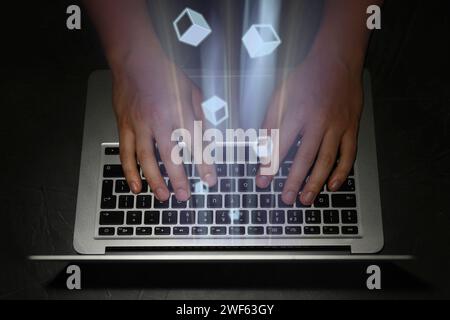 Internet veloce. Uomo che usa un notebook, primo piano. Effetto sfocatura movimento che simboleggia una connessione veloce Foto Stock