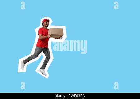 Corriere sorpreso con pacchi in esecuzione su sfondo azzurro, spazio per il testo Foto Stock