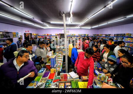 Kolkata, India. 28 gennaio 2024. Gli amanti del libro guardano ad alcune nuove pubblicazioni mentre scrittori e intellettuali della città tengono una Fiera del libro simbolica durante la terza più grande Fiera Internazionale del Libro di Calcutta. La 47th International Kolkata Book Fair, in India, che è principalmente per il grande pubblico piuttosto che per i distributori all'ingrosso, è la terza più grande conglomerazione annuale di libri al mondo dopo la Frankfurt Book Fair e la London Book Fair. Credito: SOPA Images Limited/Alamy Live News Foto Stock