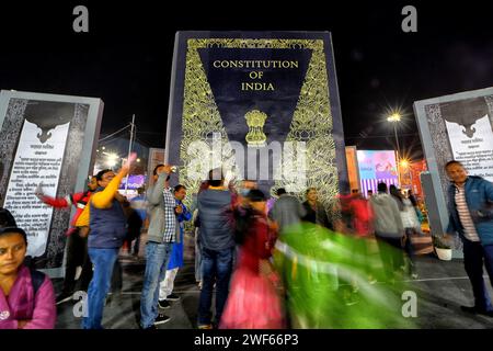 Kolkata, India. 28 gennaio 2024. Le persone vagano per diverse bancarelle della terza più grande fiera internazionale del libro di Kolkata al mondo. La 47th International Kolkata Book Fair, in India, che è principalmente per il grande pubblico piuttosto che per i distributori all'ingrosso, è la terza più grande conglomerazione annuale di libri al mondo dopo la Frankfurt Book Fair e la London Book Fair. (Foto di Avishek Das/SOPA Images/Sipa USA) credito: SIPA USA/Alamy Live News Foto Stock