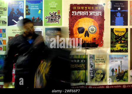 Kolkata, India. 28 gennaio 2024. Le persone camminano accanto a diverse bancarelle di libri della terza più grande Fiera Internazionale del Libro di Kolkata al mondo. La 47th International Kolkata Book Fair, in India, che è principalmente per il grande pubblico piuttosto che per i distributori all'ingrosso, è la terza più grande conglomerazione annuale di libri al mondo dopo la Frankfurt Book Fair e la London Book Fair. (Foto di Avishek Das/SOPA Images/Sipa USA) credito: SIPA USA/Alamy Live News Foto Stock