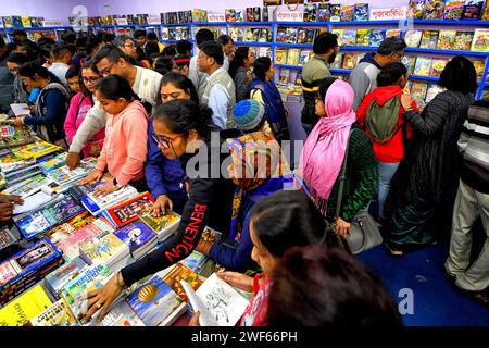 Kolkata, India. 28 gennaio 2024. I bambini insieme ai loro genitori guardano alcune nuove pubblicazioni di fumetti durante la terza più grande fiera internazionale del libro di Kolkata al mondo. La 47th International Kolkata Book Fair, in India, che è principalmente per il grande pubblico piuttosto che per i distributori all'ingrosso, è la terza più grande conglomerazione annuale di libri al mondo dopo la Frankfurt Book Fair e la London Book Fair. (Foto di Avishek Das/SOPA Images/Sipa USA) credito: SIPA USA/Alamy Live News Foto Stock