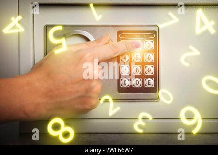 Donna che preme i pulsanti sulla tastiera per bloccare acciaio sicuro, primo piano. Numeri che simboleggiano la combinazione di codici in giro Foto Stock