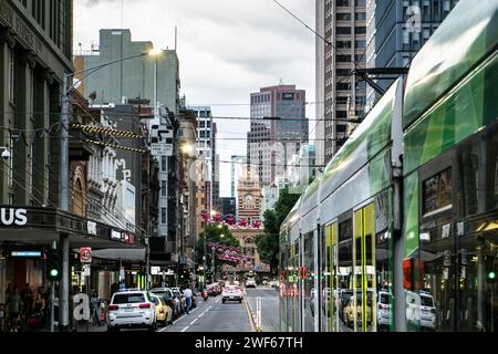 Tram lungo Elizabeth Street, Melbourne CBD, Victoria, Australia Foto Stock