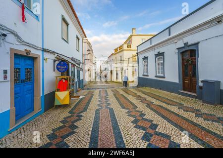 Lagos, Algarve, portogallo - 30 dicembre 2023. Centro di Lagos, una pittoresca cittadina costiera dell'Algarve occidentale in Portogallo. Vista sulla strada Foto Stock