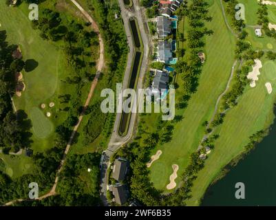 Vista aerea dello splendido campo da golf e del putting green, immagine dall'alto per lo sfondo sportivo e la natura di viaggio, incredibile campo da golf Foto Stock