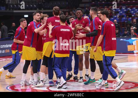 Milano, Italia. 26 gennaio 2024. Italia, Milano, gennaio 26 2024: La squadra di Barcellona entra in campo per il riscaldamento durante la partita di basket EA7 Emporio Armani Milan vs FC Barcelona, EuroLeague 2023-24 round 23 (Credit Image: © Fabrizio Andrea Bertani/Pacific Press via ZUMA Press Wire) SOLO PER USO EDITORIALE! Non per USO commerciale! Foto Stock