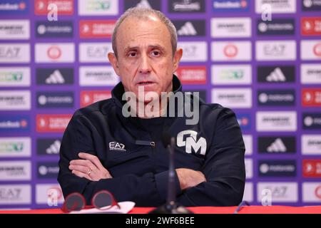 Milano, Italia. 27 gennaio 2024. Italia, Milano, gennaio 26 2024: Ettore Messina (capo allenatore Armani) conferenza stampa post-partita al termine della partita di basket EA7 Emporio Armani Milan vs FC Barcelona, EuroLeague 2023-24 round 23 (Credit Image: © Fabrizio Andrea Bertani/Pacific Press via ZUMA Press Wire) SOLO USO EDITORIALE! Non per USO commerciale! Foto Stock