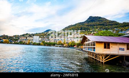 Bellissimo villaggio sul lago (Montreux) nelle Alpi svizzere Foto Stock