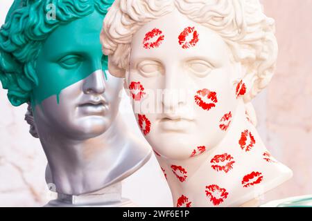 Statua in gesso della testa di Apollo su sfondo bianco Foto Stock