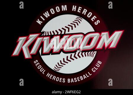 The Kiwoom Heroes, 26 gennaio 2024: Il logo dei Kiwoom Heroes della Korea Baseball Organization (KBO) è visibile al Gocheok Sky Dome di Seul, Corea del Sud. Il dome ospiterà le partite di apertura della stagione regolare della Major League Baseball (MLB) tra i Los Angeles Dodgers e i San Diego Padres il 20 e 21 marzo. Ospiterà anche quattro partite di pre-stagione tra i Kiwoom Heroes, gli LG Twins, la nazionale sudcoreana, i Dodgers e i Padres il 17 e 18 marzo, secondo Coupang Play, un servizio di streaming sudcoreano e partner ufficiale di presentazione per il MLB World Tour Seoul Series. (Phot Foto Stock