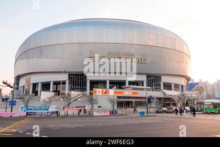 Gocheok Sky Dome, 26 gennaio 2024: The Gocheok Sky Dome a Seoul, Corea del Sud. Il dome ospiterà le partite di apertura della stagione regolare della Major League Baseball (MLB) tra i Los Angeles Dodgers e i San Diego Padres il 20 e 21 marzo. Ospiterà anche quattro partite di pre-stagione tra i Kiwoom Heroes, gli LG Twins, la nazionale sudcoreana, i Dodgers e i Padres il 17 e 18 marzo, secondo Coupang Play, un servizio di streaming sudcoreano e partner ufficiale di presentazione per il MLB World Tour Seoul Series. Crediti: Lee Jae-won/AFLO/Alamy Live News Foto Stock