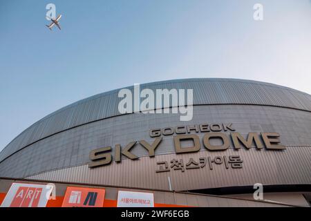 Gocheok Sky Dome, 26 gennaio 2024: The Gocheok Sky Dome a Seoul, Corea del Sud. Il dome ospiterà le partite di apertura della stagione regolare della Major League Baseball (MLB) tra i Los Angeles Dodgers e i San Diego Padres il 20 e 21 marzo. Ospiterà anche quattro partite di pre-stagione tra i Kiwoom Heroes, gli LG Twins, la nazionale sudcoreana, i Dodgers e i Padres il 17 e 18 marzo, secondo Coupang Play, un servizio di streaming sudcoreano e partner ufficiale di presentazione per il MLB World Tour Seoul Series. Crediti: Lee Jae-won/AFLO/Alamy Live News Foto Stock