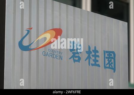 SHANGHAI, CINA - 28 GENNAIO 2024 - Un logo aziendale è visibile all'ingresso dell'edificio per uffici Country Garden a Shanghai, Cina, 28 gennaio 2024. Foto Stock