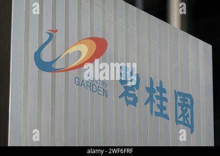 SHANGHAI, CINA - 28 GENNAIO 2024 - Un logo aziendale è visibile all'ingresso dell'edificio per uffici Country Garden a Shanghai, Cina, 28 gennaio 2024. Foto Stock