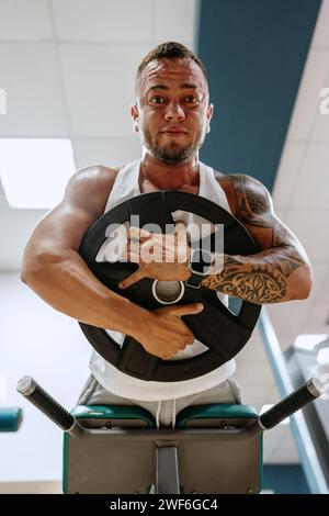 Uomo bodybuilder in camicia bianca da allenamento in palestra Foto Stock