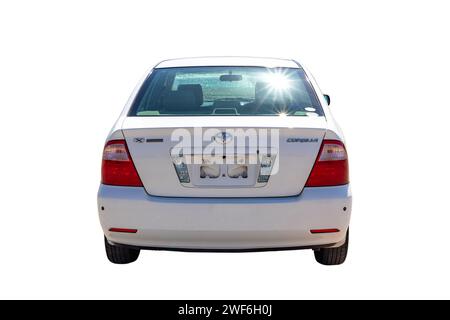 Toyota Corolla Sedan 2006 auto compatta bianca cittadina isolata su sfondo bianco: SWAT, Pakistan - 10 ottobre 2023. Foto Stock