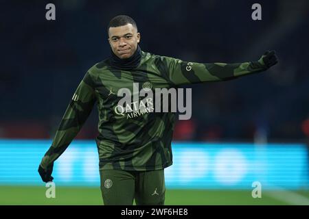 Parigi, Francia. 28 gennaio 2024. © Sebastien Muylaert/MAXPPP - Parigi 28/01/2024 Kylian Mbappe di PSG guarda al match di Ligue 1 Uber Eats tra Paris Saint-Germain e Stade Brestois 29 al Parc des Princes di Parigi, Francia. 28.01.2024 crediti: MAXPPP/Alamy Live News Foto Stock