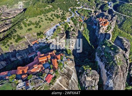 Vista aerea del grande Meteoron (Megalo Meteoro a sinistra) e del monastero di Varlaam (a destra), Meteora, Kalambaka, Trikala, Tessaglia, Grecia. Foto Stock