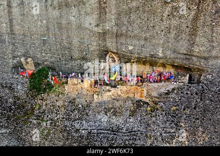 Il monastero di Agios Georgios Mandilas (XIV secolo - 'San Giorgio delle sciarpe / handκerchiefs'), Meteora, Trikala, Tessaglia, Grecia. Foto Stock